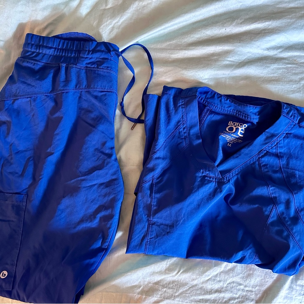 barco one scrubs scrub set. Pants are MEDIUM PETITE. Top is Medium